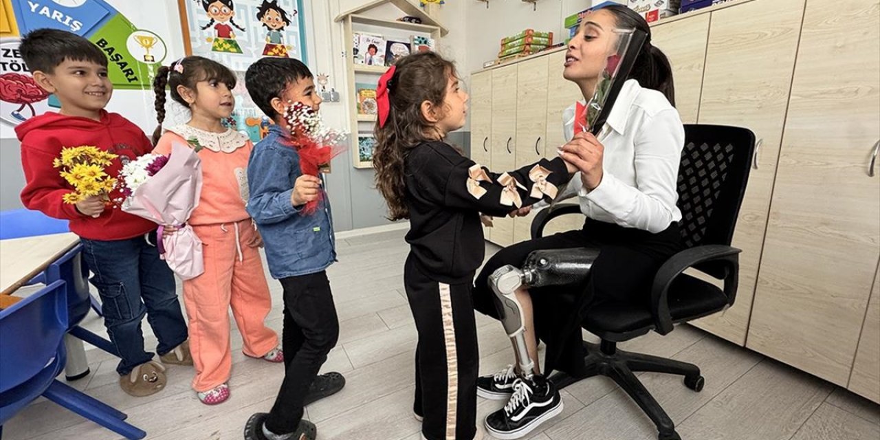 Protezle Ayağa Kalkan Depremzede Sena Öğretmen 24 Kasım Öğretmenler Günü'nü Öğrencileriyle Kutladı
