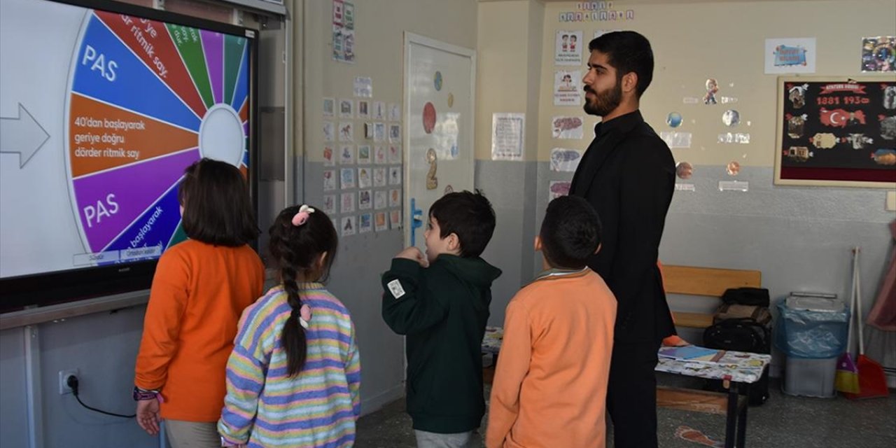 Bitlis'te Sınıf Öğretmeni "Yenilikçi Eğitim" Yaklaşımıyla Öğrencilerini Geleceğe Hazırlıyor