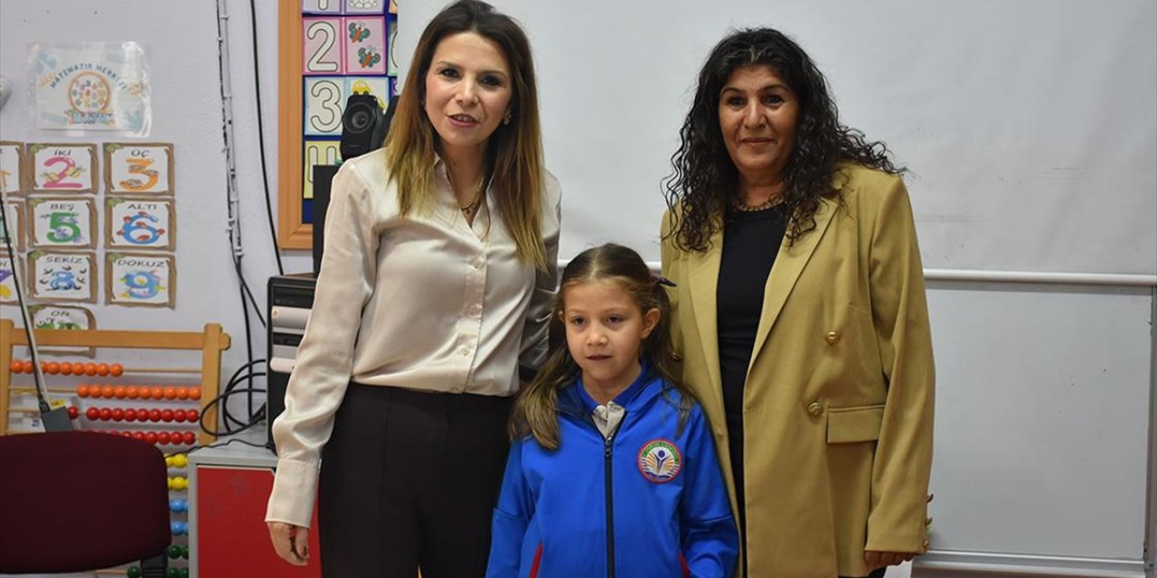 Öğretmen Anne İle Kızı Aynı Okulda Öğrencileri Geleceğe Hazırlıyor