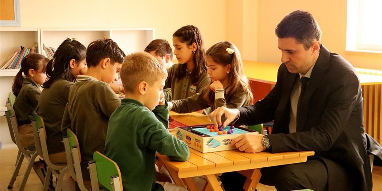 Doğuş Öğretmen, Öğrencilerini Akıl ve Zeka Oyunlarıyla Ekrandan Uzak Tutuyor