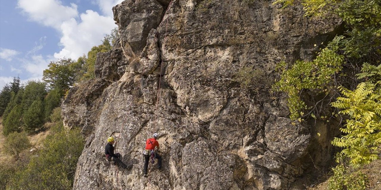 Doğaseverler Zirvelere Güvenli Tırmanış İçin Zorlu Dağcılık Eğitimlerinden Geçiyor