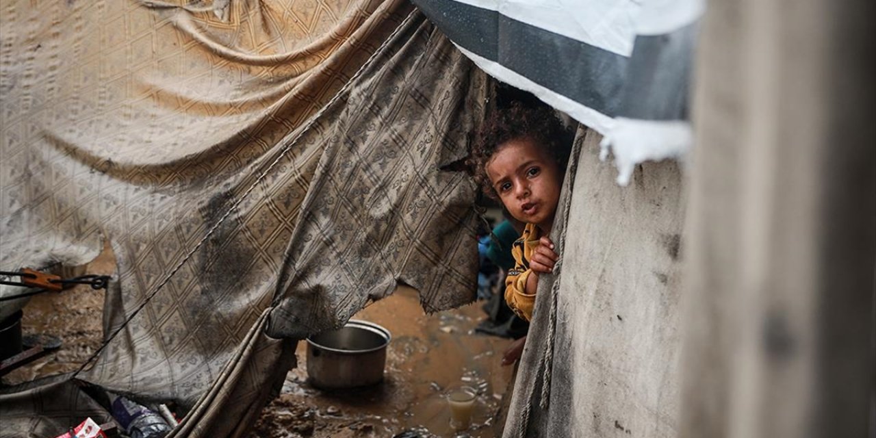 Şiddetli Yağış Nedeniyle Gazze Şeridi'nde Çadırlar Su Altında Kaldı