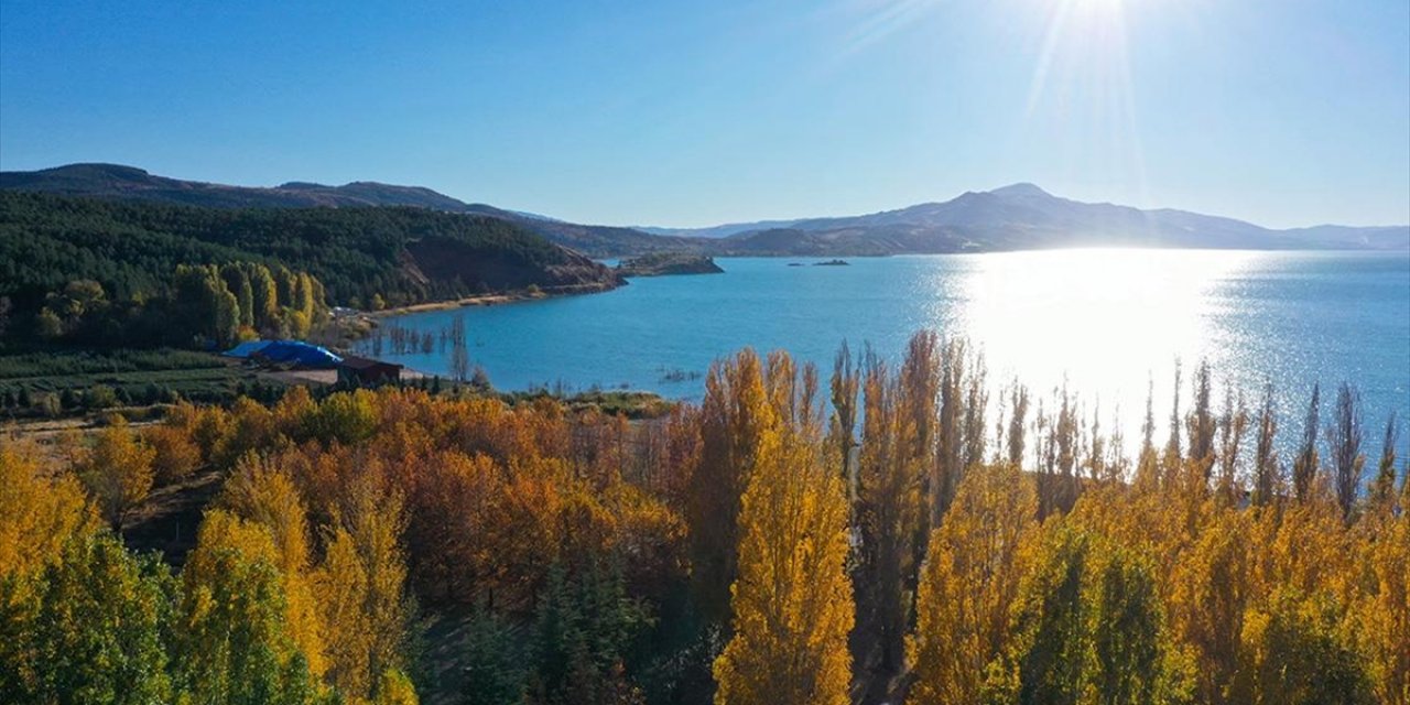 Hazar Gölü'nün Çevresi Sonbahar Renklerine Büründü