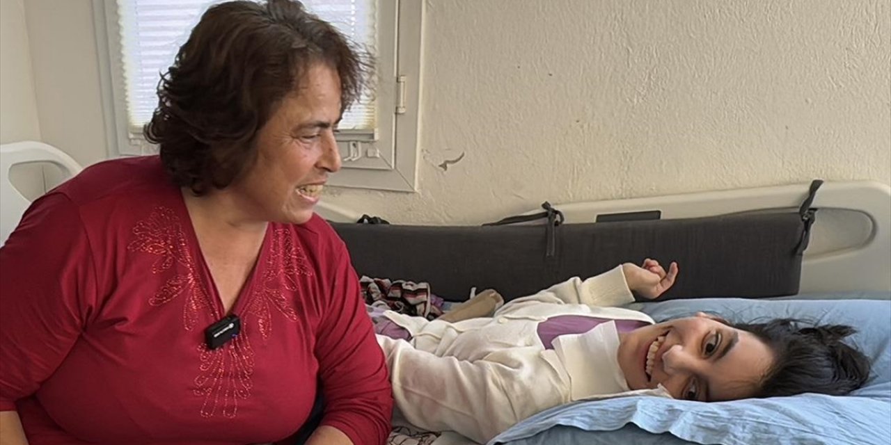 Bodrum'un "Süper Babaannesi" Bel Ağrılarına Rağmen Torununa Özveriyle Bakıyor