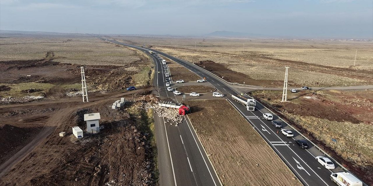 Diyarbakır-Şanlıurfa Kara Yolunda Devrilen Tır Nedeniyle Kontrollü Sağlanan Ulaşım Normale Döndü
