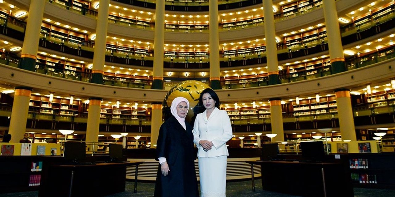 Emine Erdoğan, Güney Kore Devlet Başkanı'nın Eşi Kim İle Millet Kütüphanesi'ni Ziyaret Etti