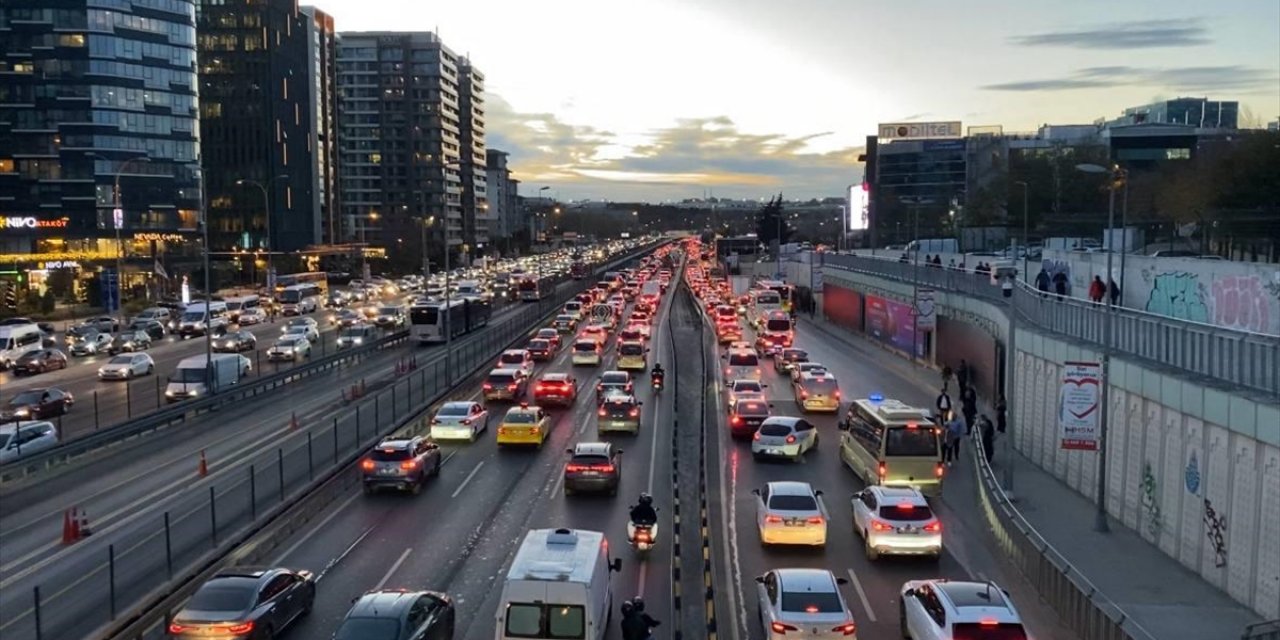 İstanbul'da Akşam Saatlerinde Trafik Yoğunluğu Yüzde 89'a Çıktı