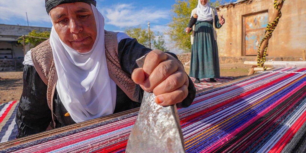 Evinin Bahçesindeki Tezgahta Asırlık Yöntemle Kilim Dokuyor