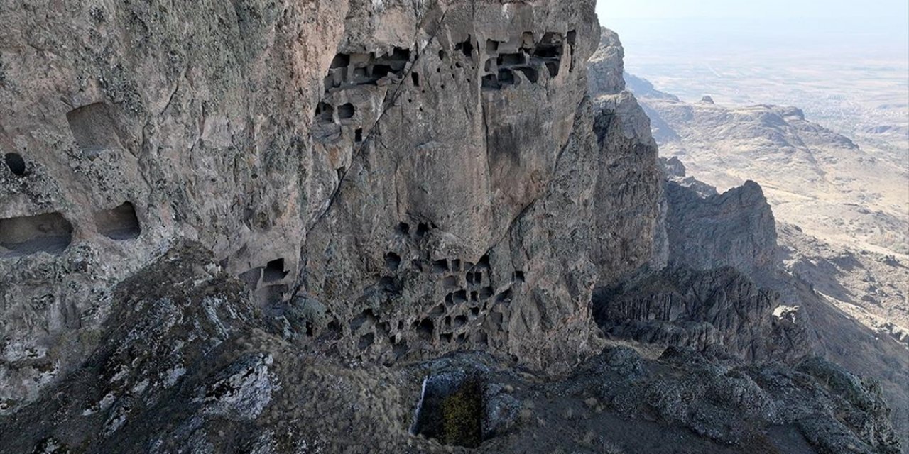 Kayaların İçine Kurulan 2 Bin Yıllık "Öksüt Kalesi" Zamana Direniyor