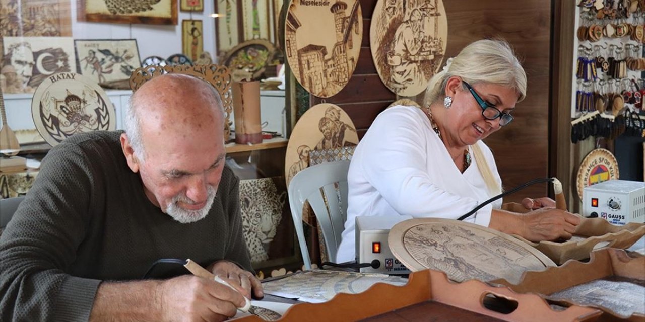 Zanaatkar Çift, Hatay'ın Ünlü Mozaiklerini Yakma Yöntemiyle Ahşaba İşliyor