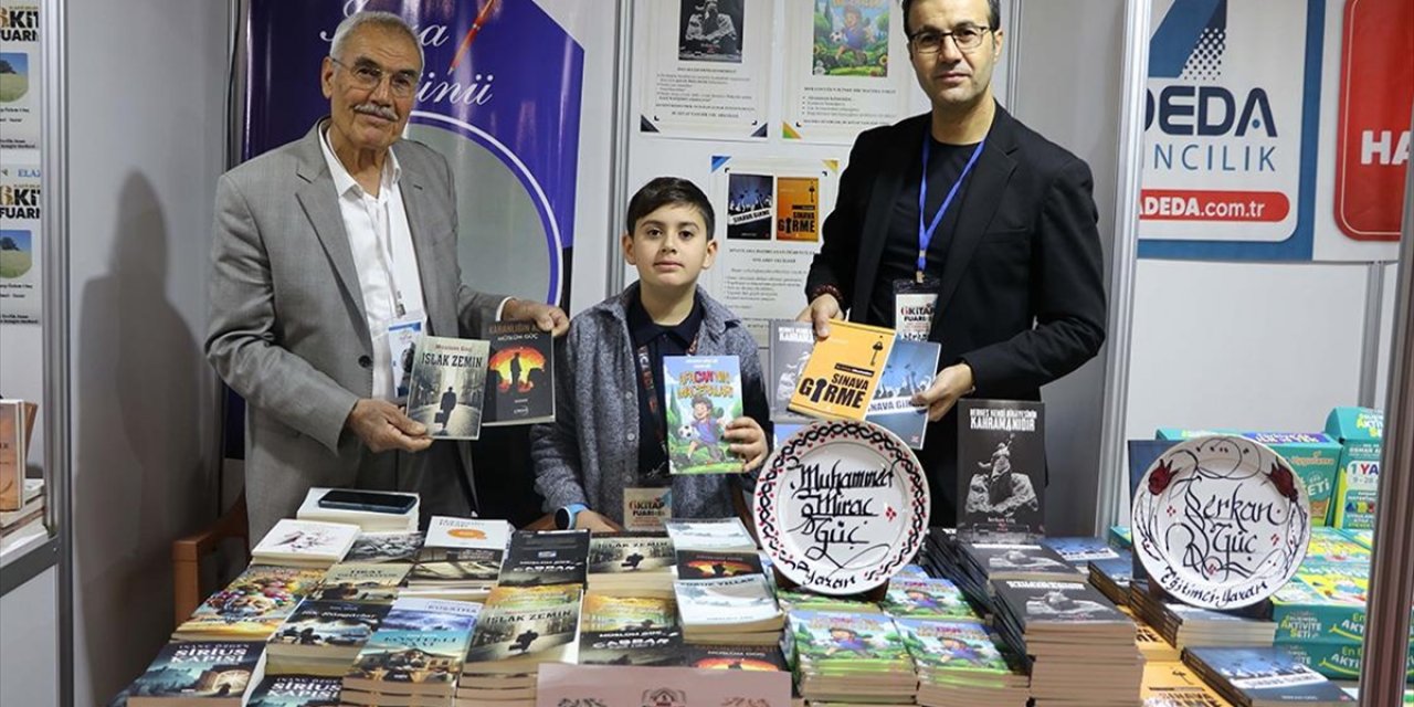 Elazığlı Üç Kuşak Yazar Aynı Stantta Kitaplarını İmzalıyor