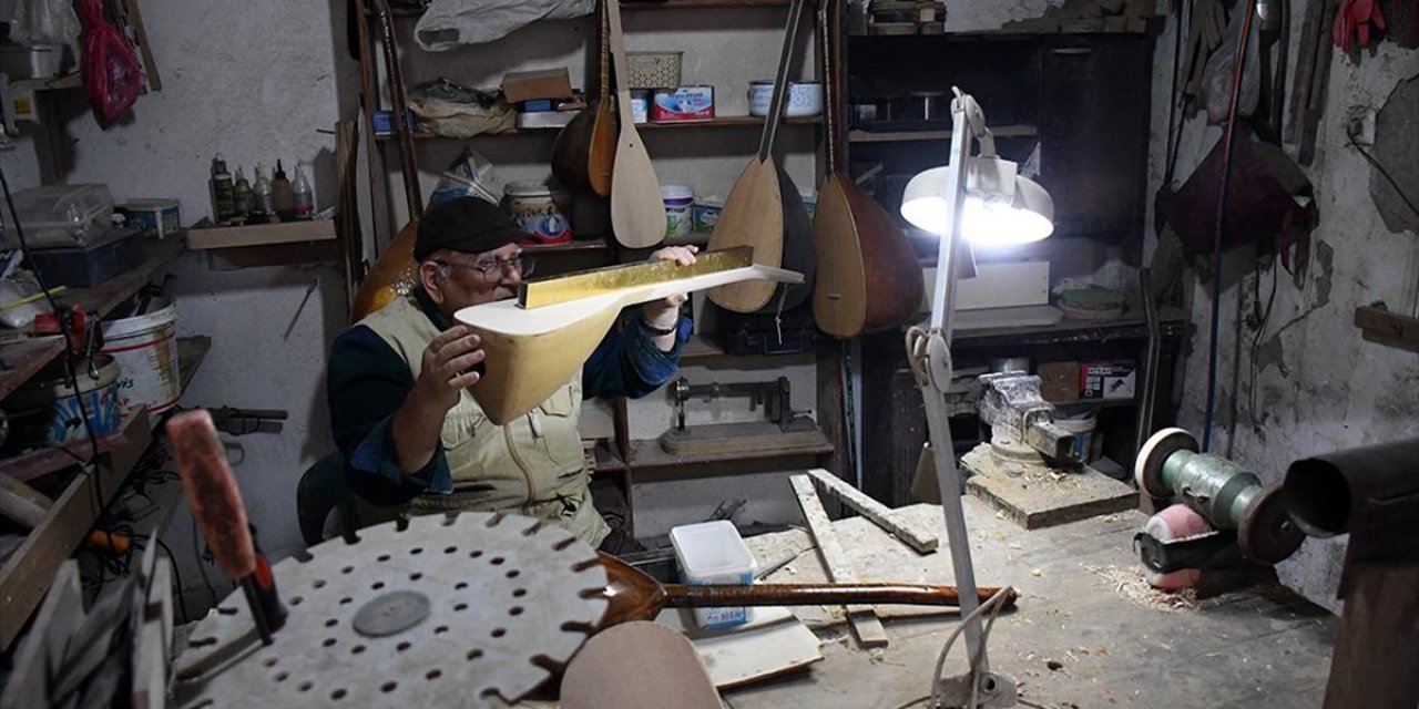 Emekli Öğretmen Bağlamayı Hem Çalıyor Hem Üretiyor