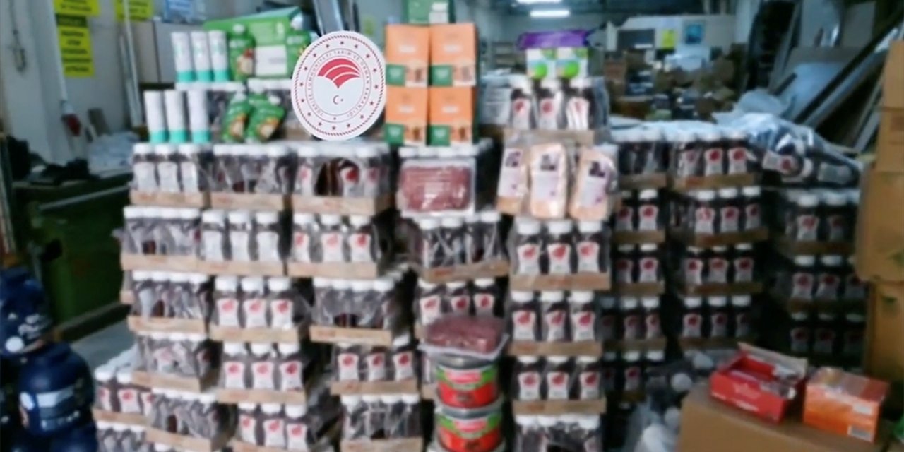 İzmir'de Yaklaşık 30 Ton Tarihi Geçmiş Gıda Ürünü Ele Geçirildi