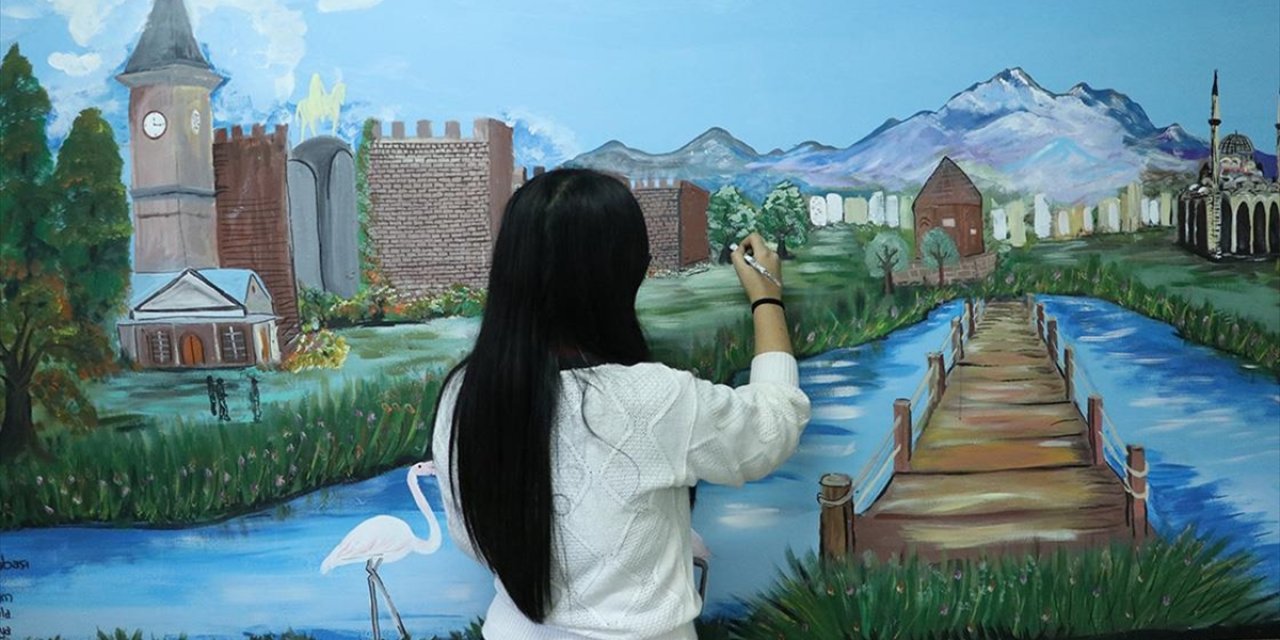 Lise Öğrencileri Okul Koridorlarını Çizdikleri Resimlerle Sanat Sokağına Çevirdi