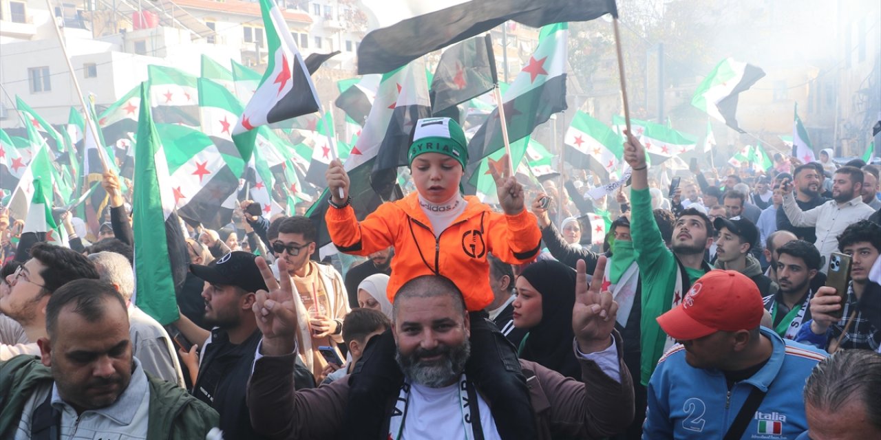 Suriye'de Rejiminin Devrildiği "düşmanı Caydırma Operasyonu"nun Yıl Dönümünde Kutlama Gösterileri Düzenlendi