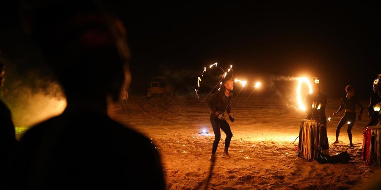 Senegal'de Okyanus Kenarında Ateş Gösterisi Düzenlendi