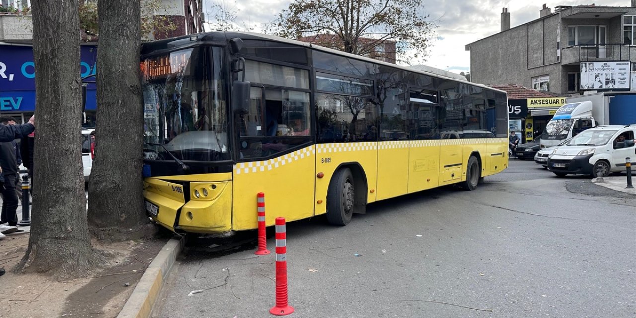 Bağcılar'da İett Otobüsü Ağaca Çarptı