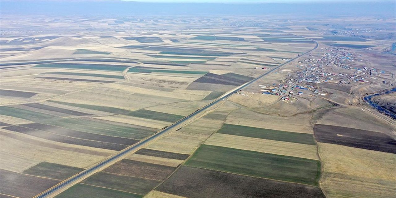 Hasadın Tamamlandığı Kars Ovası'ndaki Tarlalar "Halı Desenini" Andırıyor
