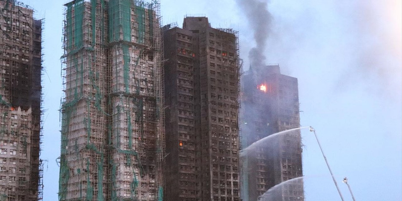 Hong Kong'da Sitedeki Yangında İskeleleri Koruyan Filenin Yangına Dayanıklı Olmadığı Belirlendi