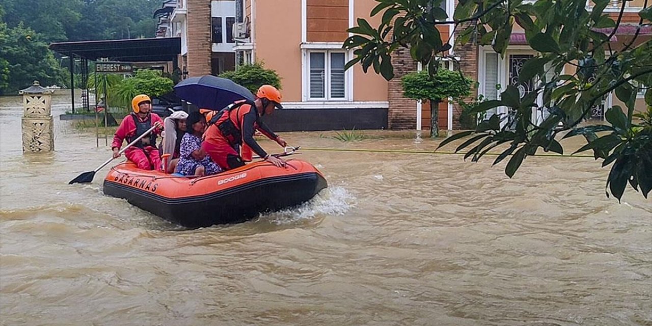 Güneydoğu Asya Ülkelerinde Şiddetli Yağışların Yol Açtığı Afetler 1200'e Yakın Can Aldı