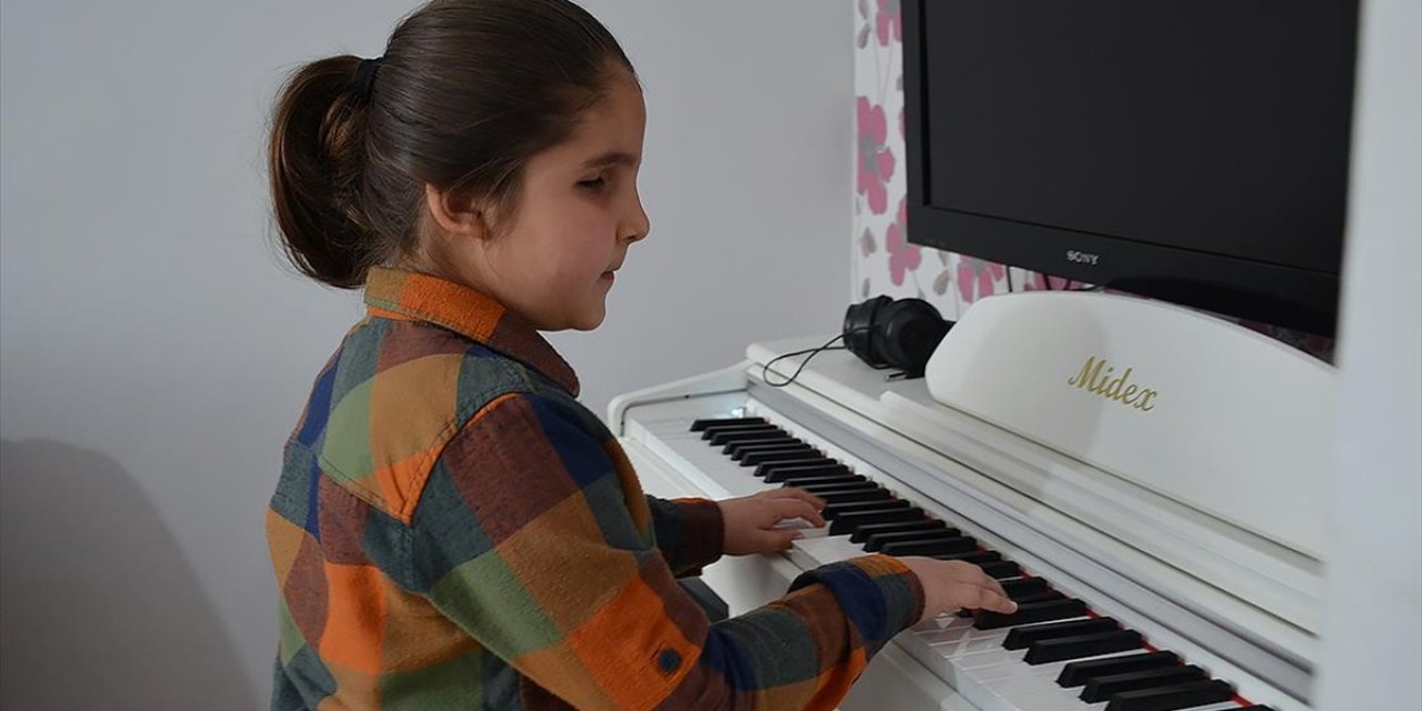 Görme Engelli 8 Yaşındaki Çınar Piyano Notalarıyla Dünyasını Aydınlatıyor
