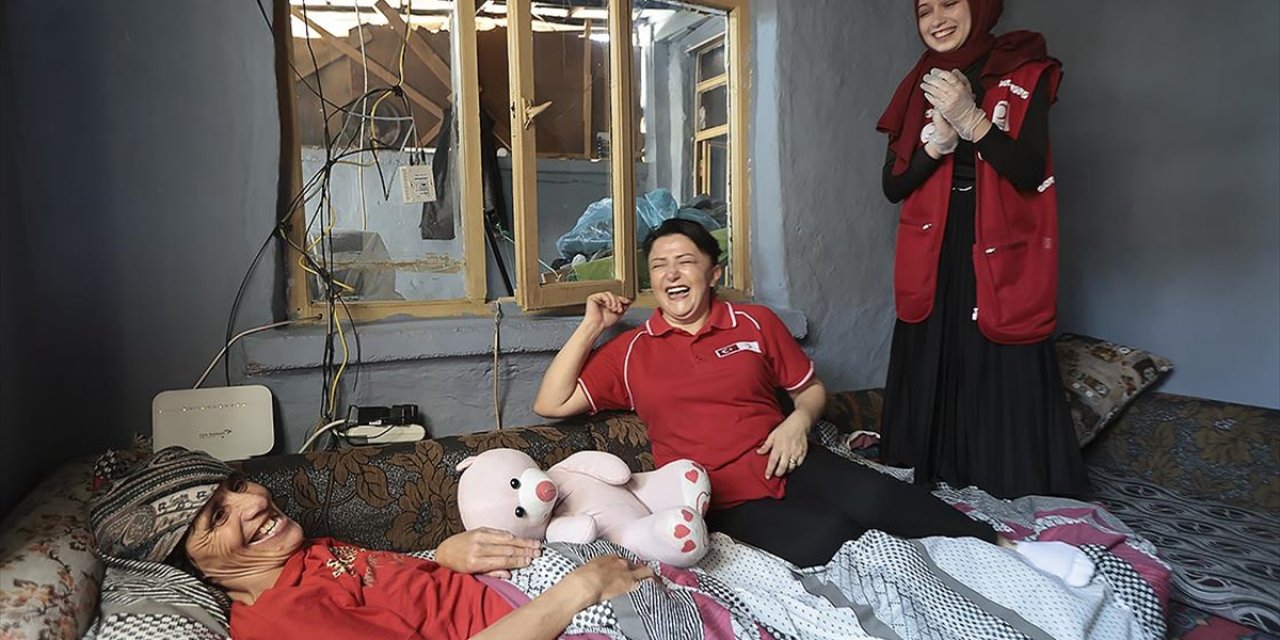 Konya'da Yaşayan Baba ve Engelli Kızı Türk Kızılayın Sürpriziyle Mutlu Oldu