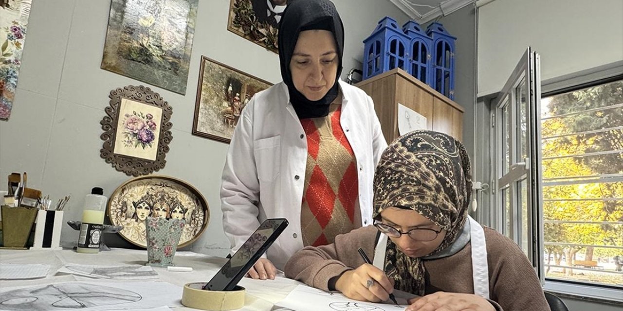 Görme Engelli Zeynep Resim Yaparak Hayata Tutunuyor