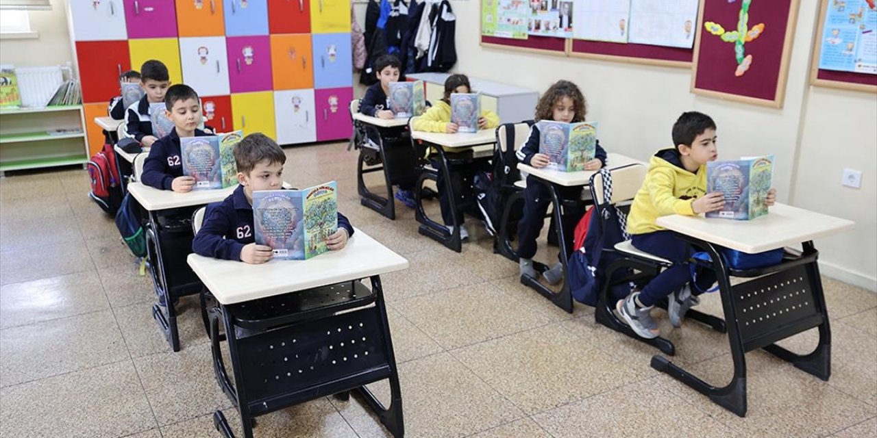 Gaziantep'te Öğretmen ve Öğrencilerinin Yazdığı Kitabın Geliri Filistin'e Gönderilecek