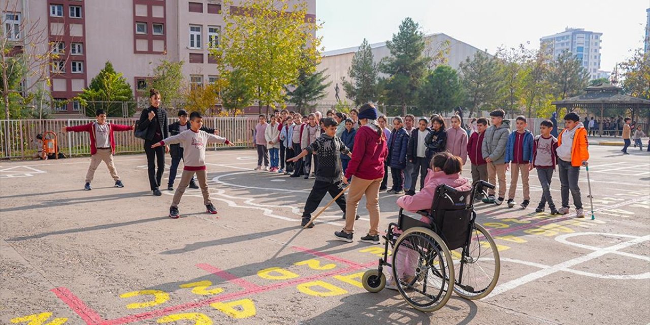 Diyarbakır'da Öğrencilere Empati Yöntemiyle Engellilerin Yaşadığı Zorluklar Aktarılıyor