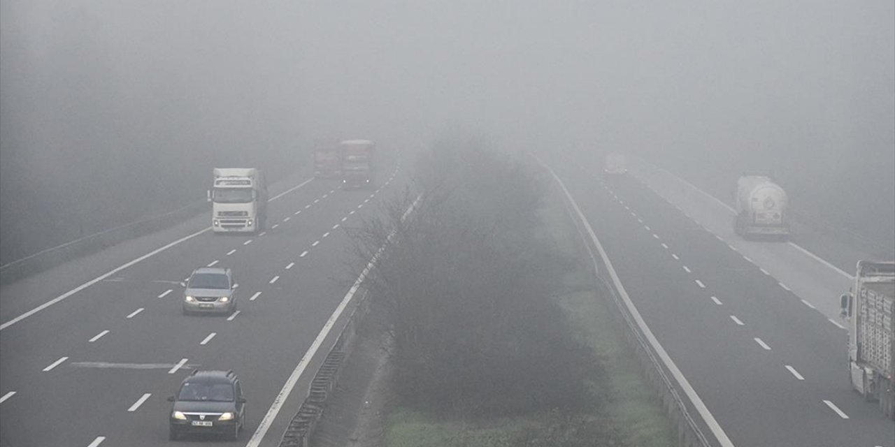 Anadolu Otoyolu'nun Düzce Geçişinde Sis Etkili Oldu