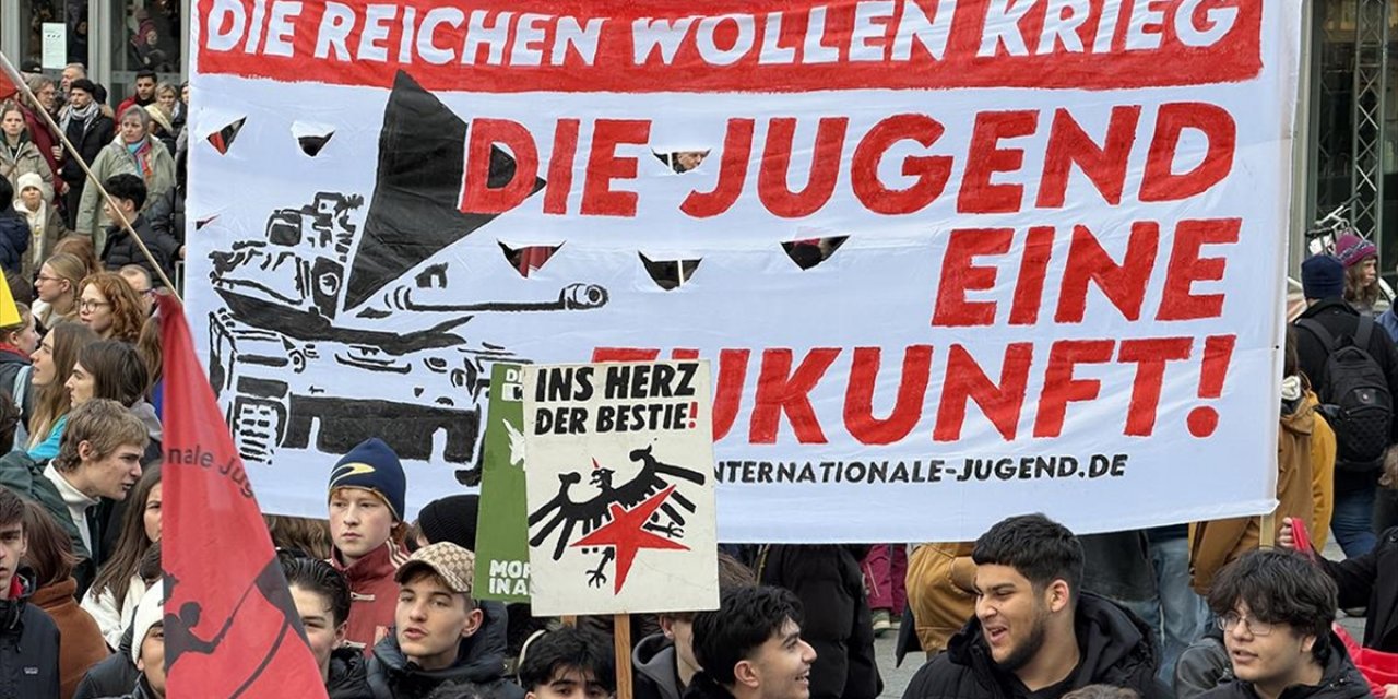 Almanya’da Binlerce Öğrenci Federal Meclisten Geçen "Askerlik Hizmeti Yasa Tasarısını" Protesto Etti