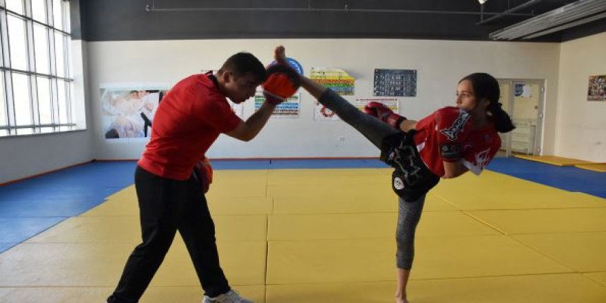 Hakkari'nin altın çocuğu Gizem Muaythai Dünya şampiyonu