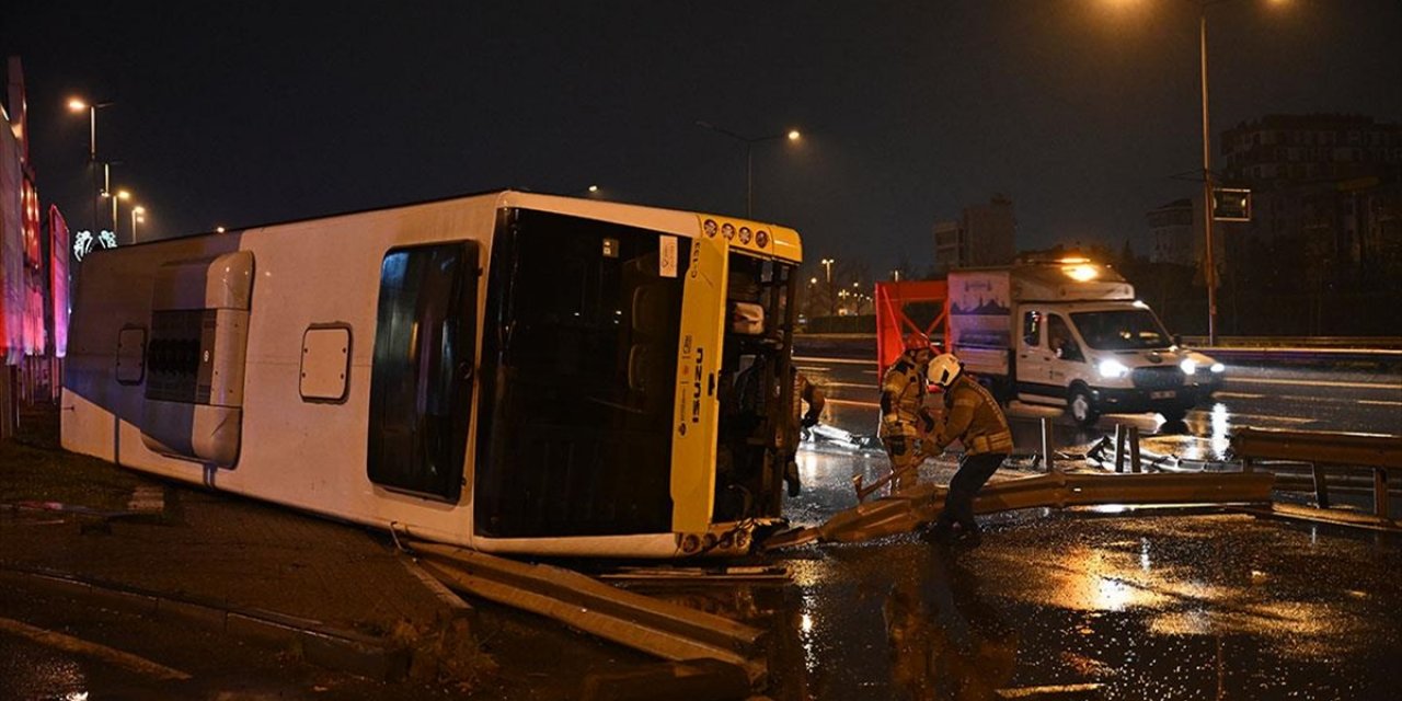 Çekmeköy'de İett'ye Bağlı Özel Halk Otobüsü Devrildi
