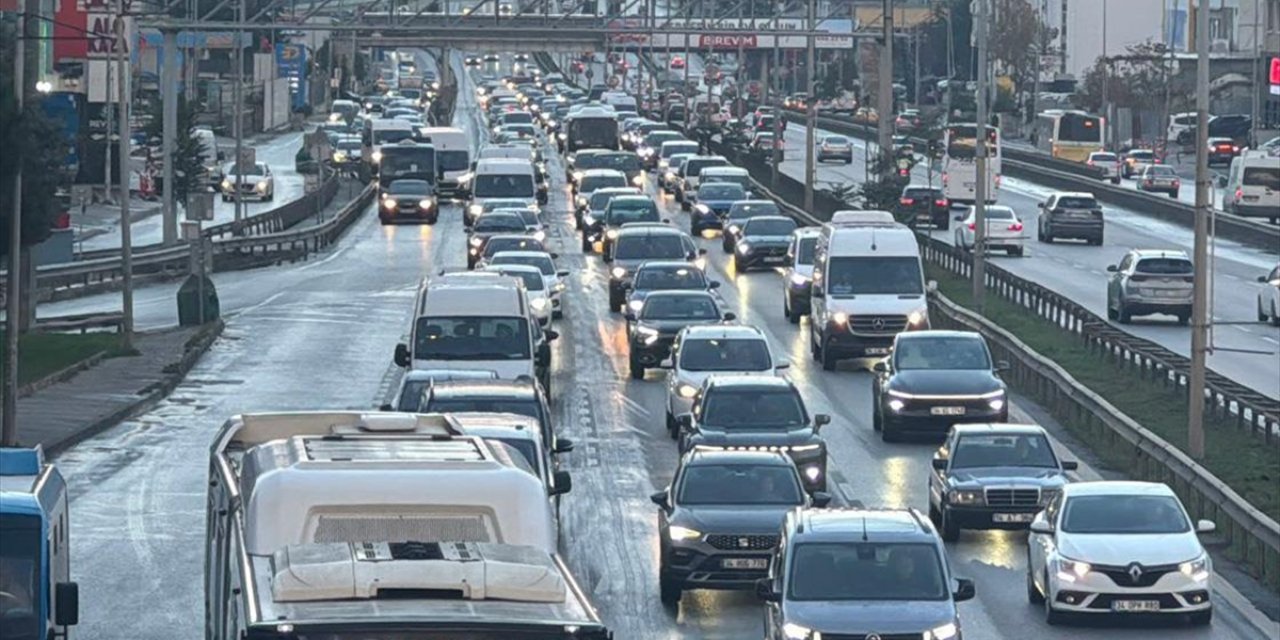 İstanbul'da Sabah Saatlerinde Trafik Yoğunluğu Yüzde 72'ye Kadar Çıktı