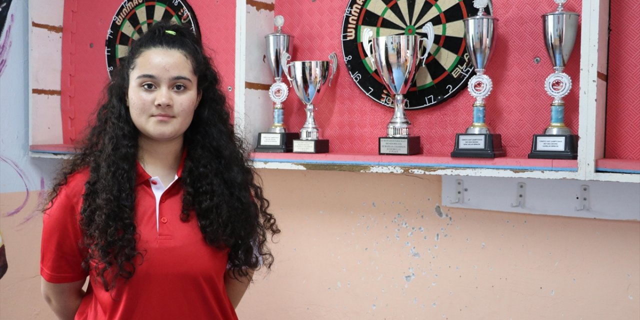 Milli Dartçı Zehra Gemi, İngiltere'de Altın Madalya Kazandı