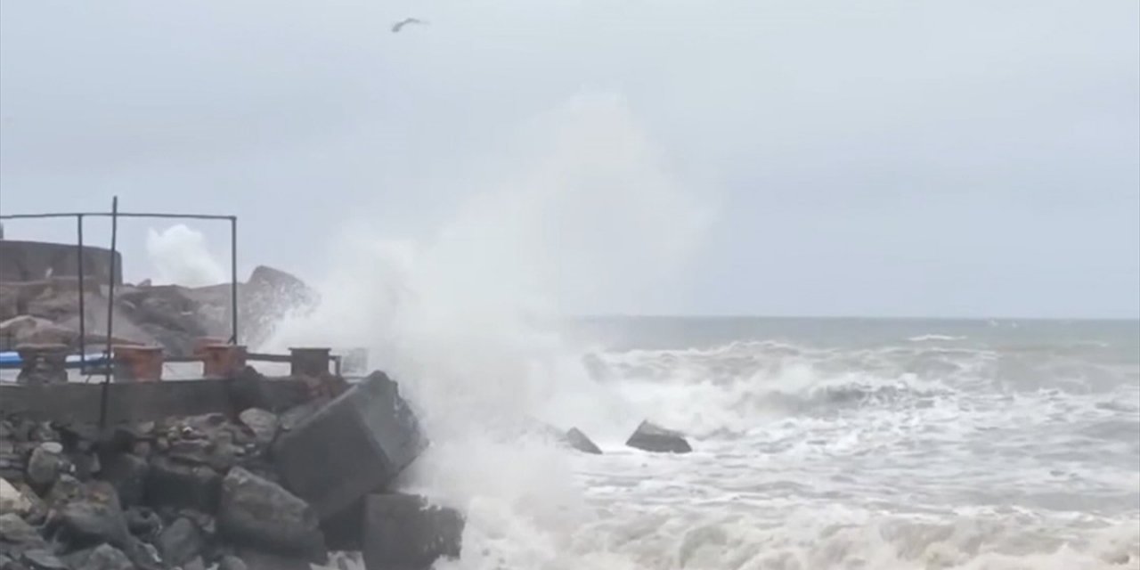 Düzce'de Kuvvetli Rüzgar Nedeniyle Dalga Boyu Yükseldi