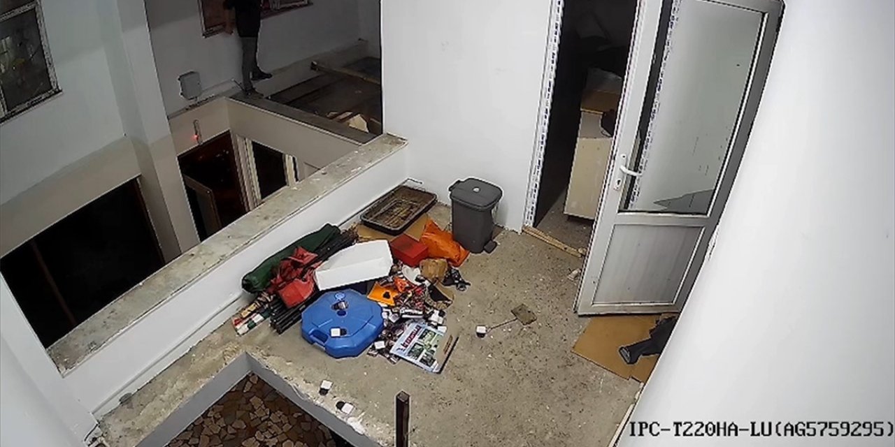 Ordu'da Asma Katın Çökmesi Sonucu Düşen Kişinin Görüntüsü Güvenlik Kamerasına Yansıdı