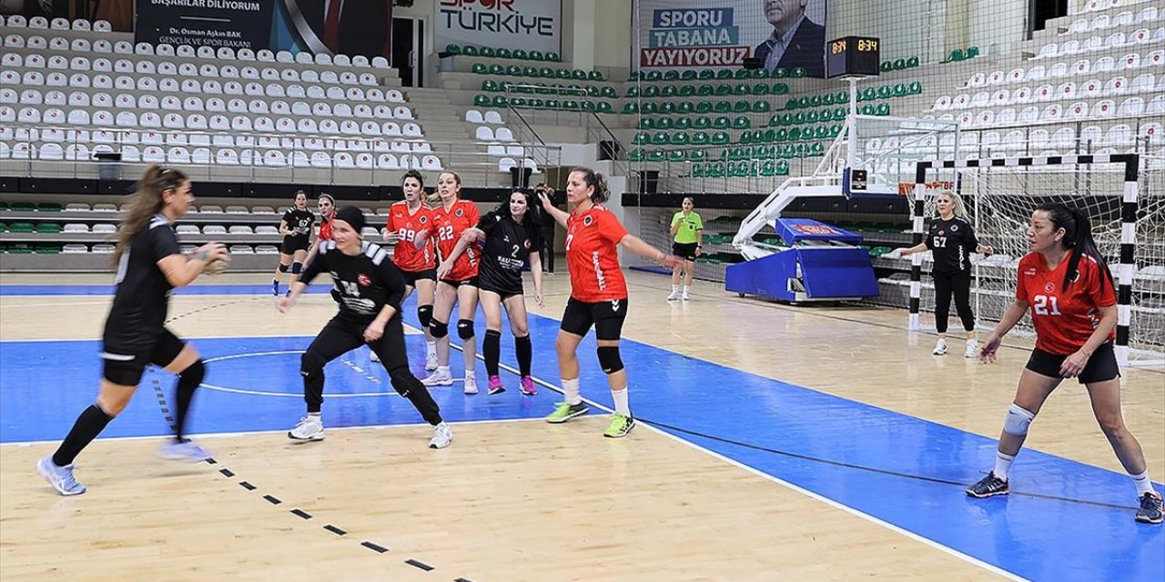 Veteran Kadın Hentbolcular, Hemcinslerine Örnek Olmak İçin Sahada Ter Döküyor