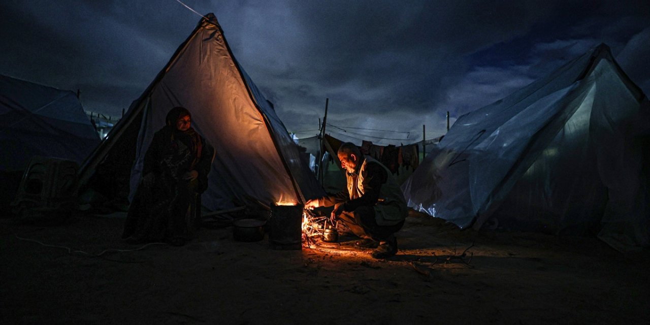 Gazze'de Beklenen Fırtına ve Soğuk Hava Dalgası Çadırlardaki Binlerce Aileyi Tehdit Ediyor
