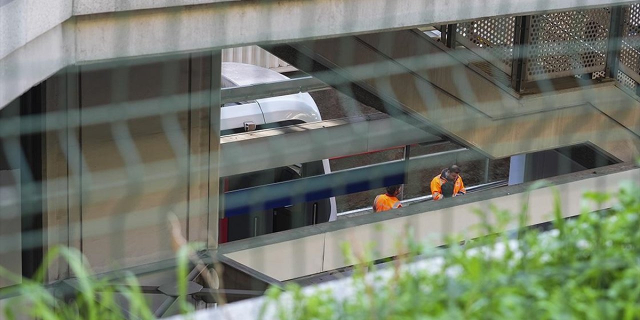 İzmir'de Metronun Raydan Çıkması Nedeniyle Ulaşım Aksadı