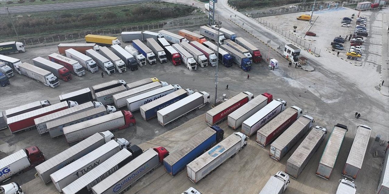 Yunanistan'daki Çiftçi Eylemi, Avrupa'ya Yük Taşıyan Tır Sürücülerini Etkilemeye Devam Ediyor