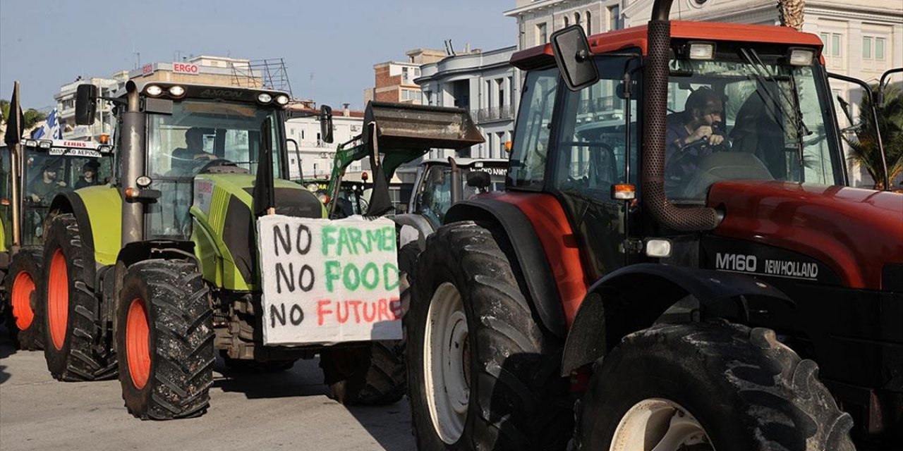 Yunanistan'da Çiftçiler, Volos Limanı'nı Ulaşıma Kapattı
