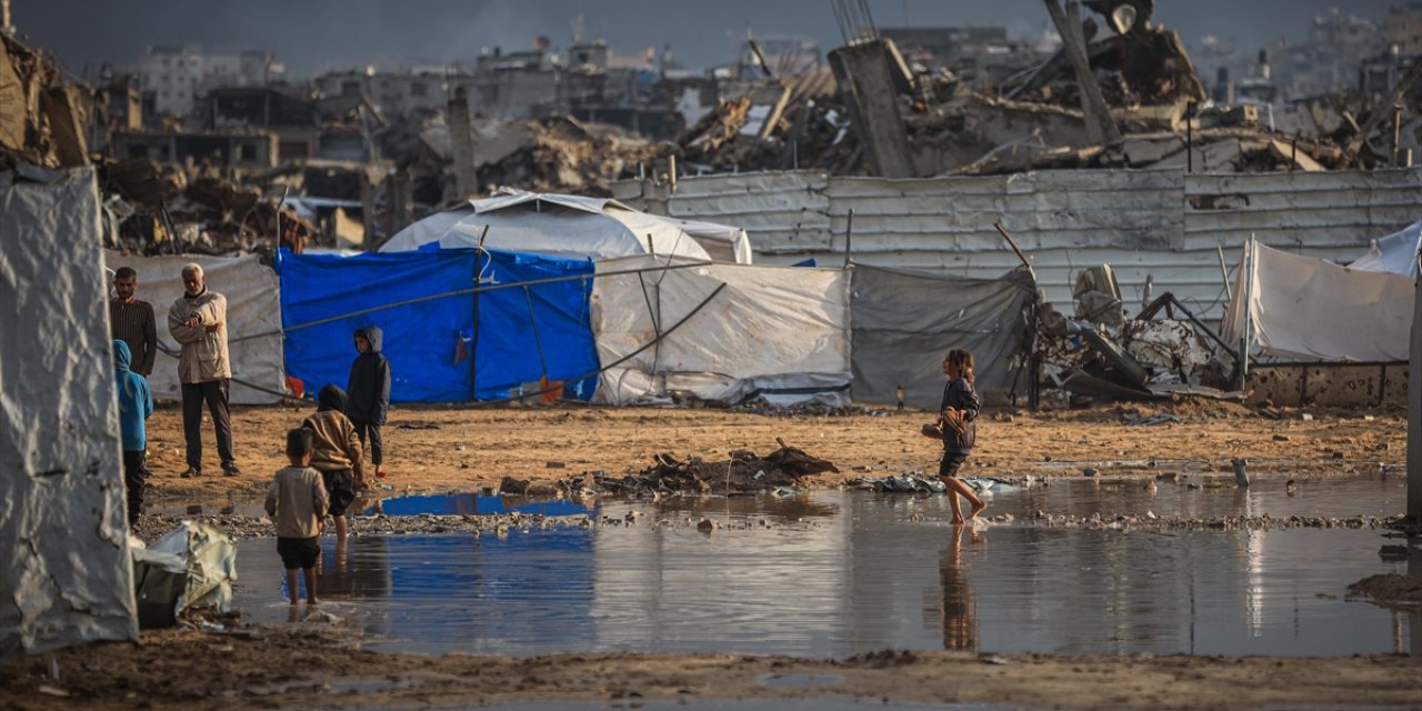 Şiddetli Yağış Nedeniyle Gazze Şeridi'nde Binlerce Çadır Su Altında Kaldı
