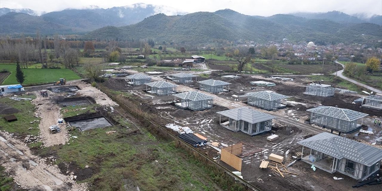 Sındırgı'nın Kırsal Mahallelerinde Deprem Konutlarının Yapımı Sürüyor
