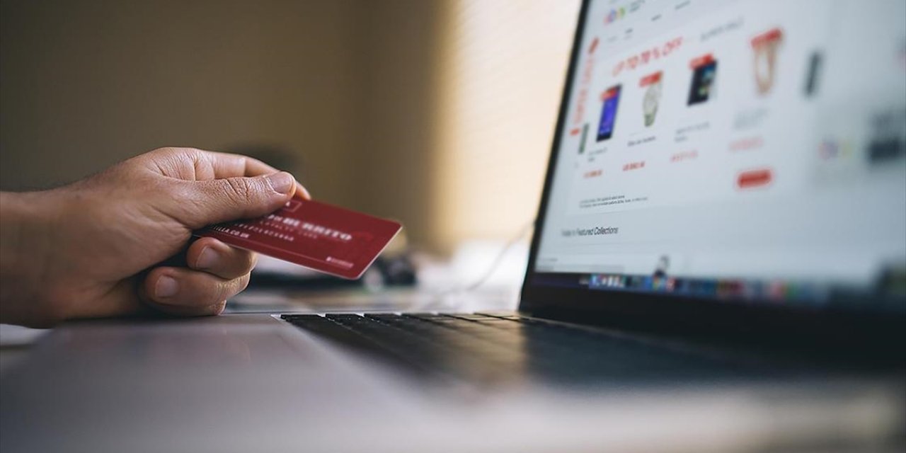 AB, E-Ticarette Dışarından Gelen Küçük Paketlerden 3 Avro Vergi Alacak