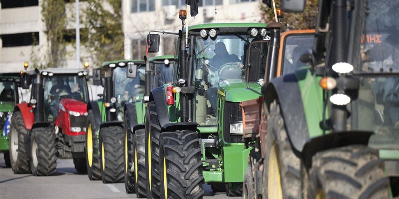 Yunanistan'da Çiftçiler, Selanik Limanı'nı Ulaşıma Kapattı