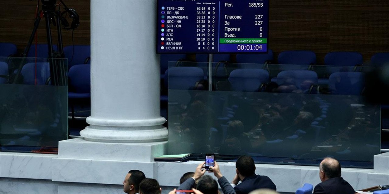 Bulgaristan'da Başbakan Jelyazkov Hükümetinin İstifası Parlamentoda Onaylandı