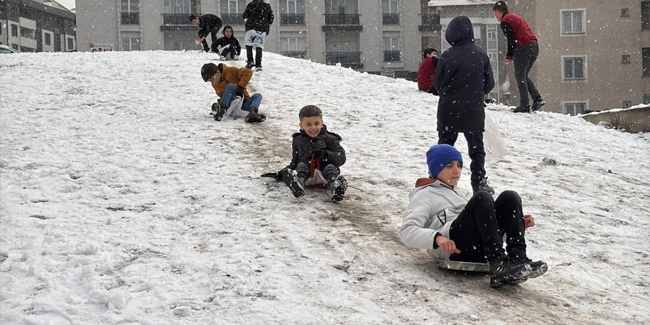 Erzurum'da Kar Yağışını Fırsat Bilen Çocuklar Mahalle Aralarında Poşet ve Kızakla Kaydı