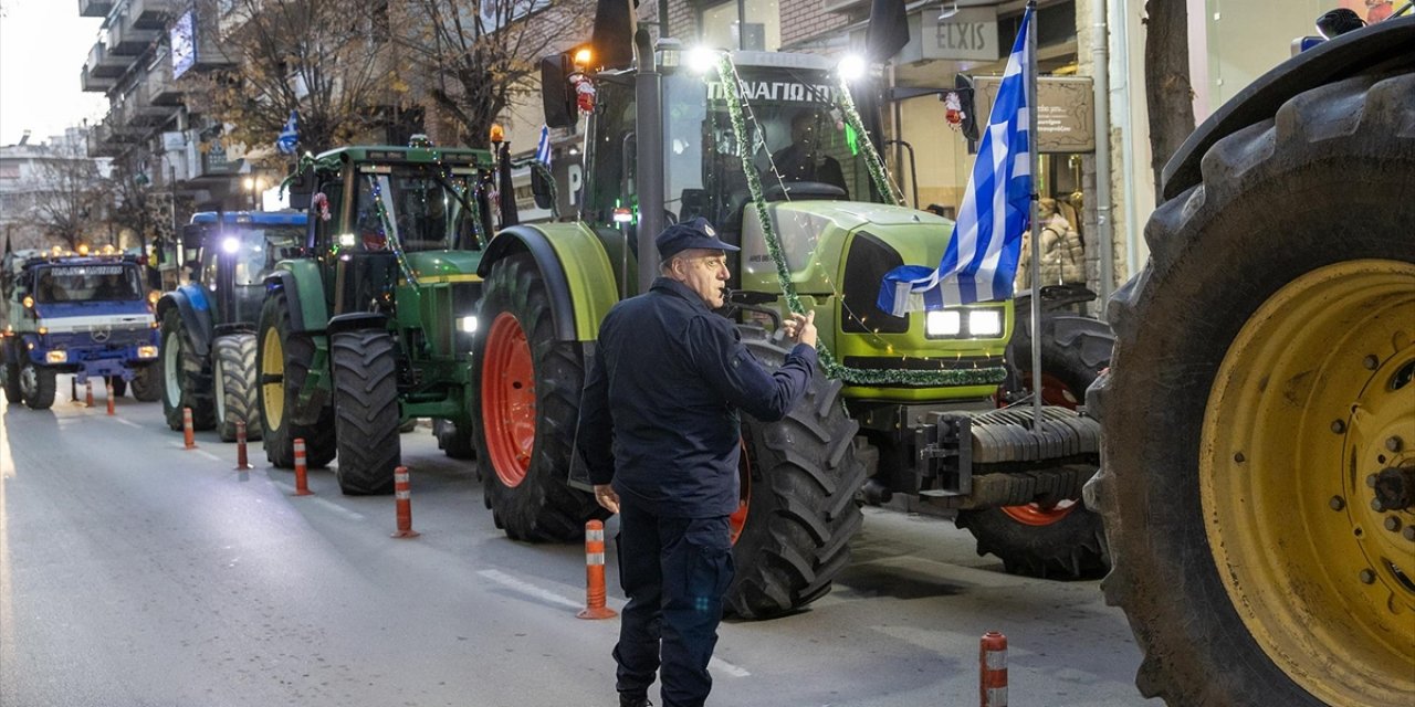 Yunan Çiftçiler Larisa'da Milletvekili Bürolarının Önünde Protesto Düzenledi