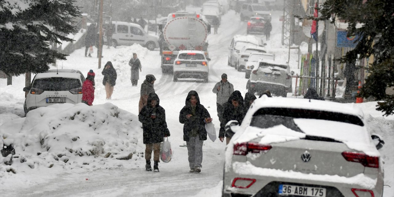 Kars'ta Kar Yağışı Etkisini Sürdürüyor